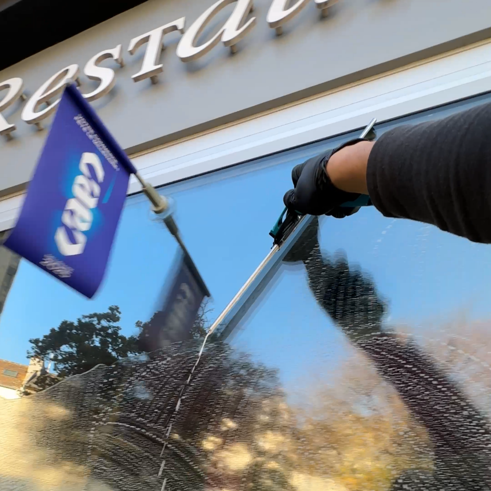 Technicien Astinet effectuant un nettoyage de vitres professionnel à Caen