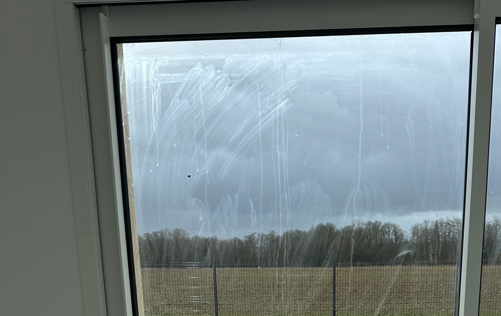 Vitre sale avant nettoyage à Caen