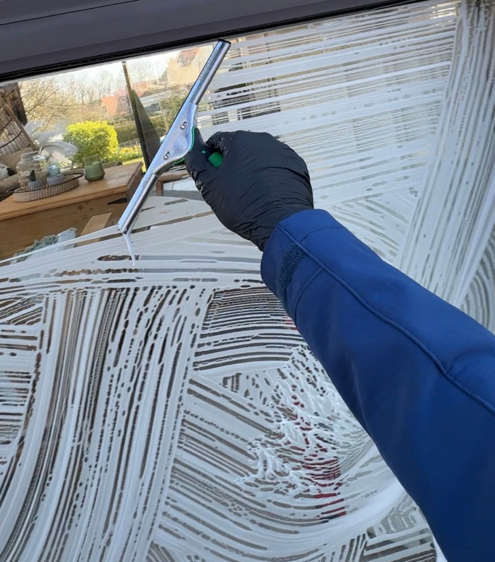 Équipe Astinet nettoyage de vitres professionnels à Hérouville-Saint-Clair