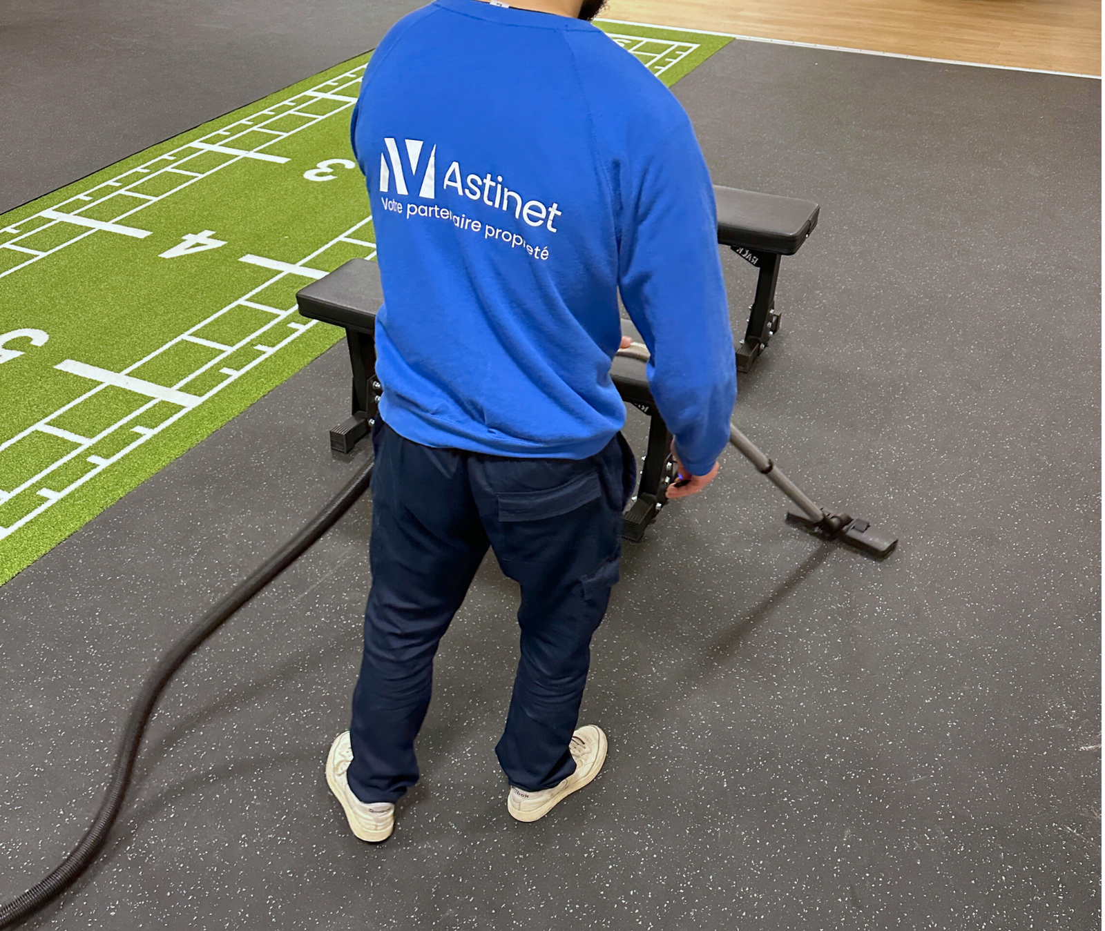 Agent Astinet en train de nettoyer des locaux professionnels à Hérouville-Saint-Clair