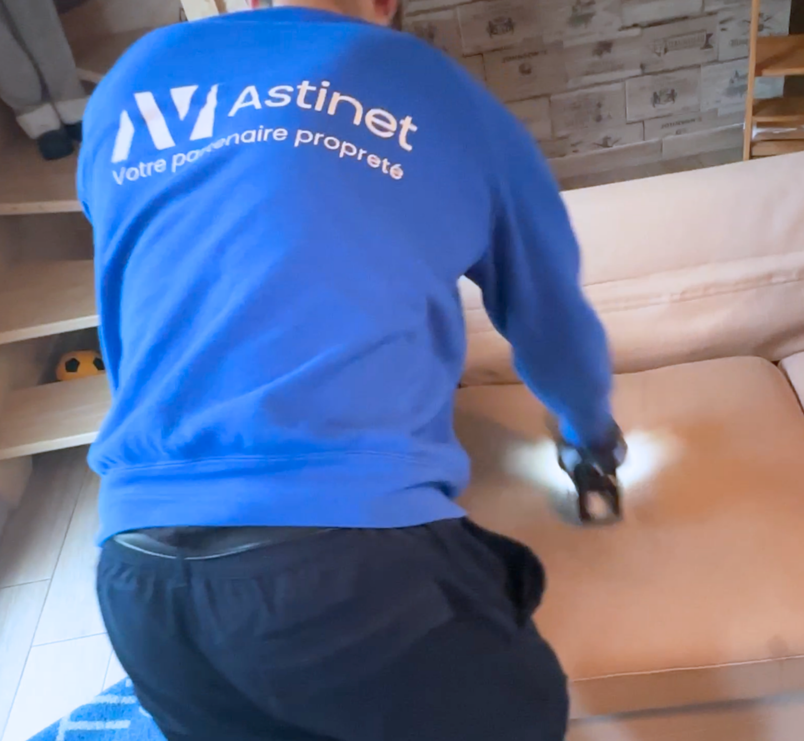 Technicien Astinet nettoyage canapé à domicile Caen